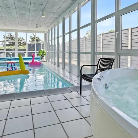 בית נופש Luxury House With Large Pool By The Sea - Sj309 *