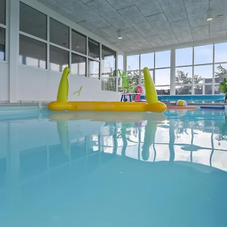 Dom wakacyjny Luxury House With Large Pool By The Sea - Sj309